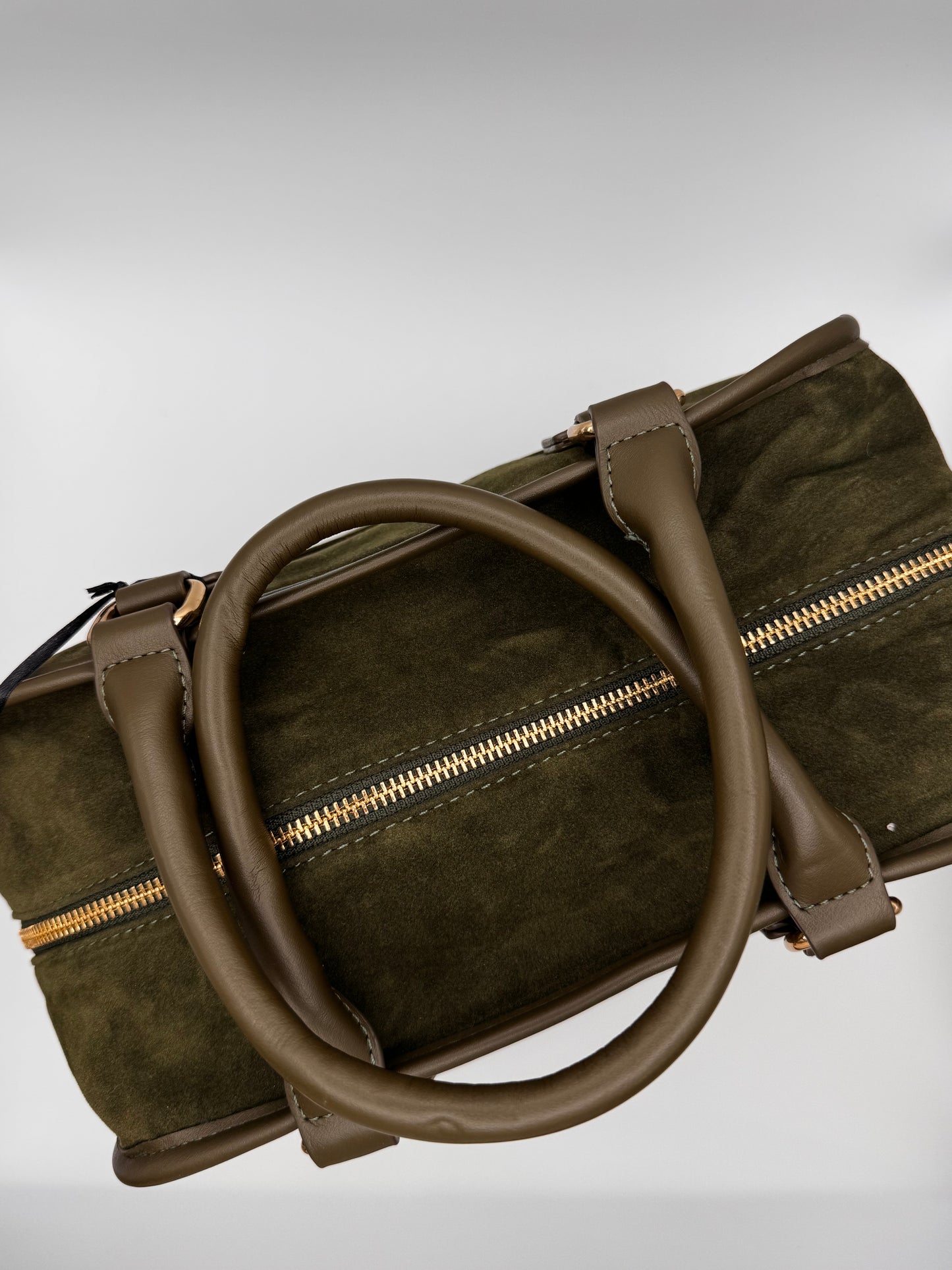 Le sac porté main rétro aspect velours
