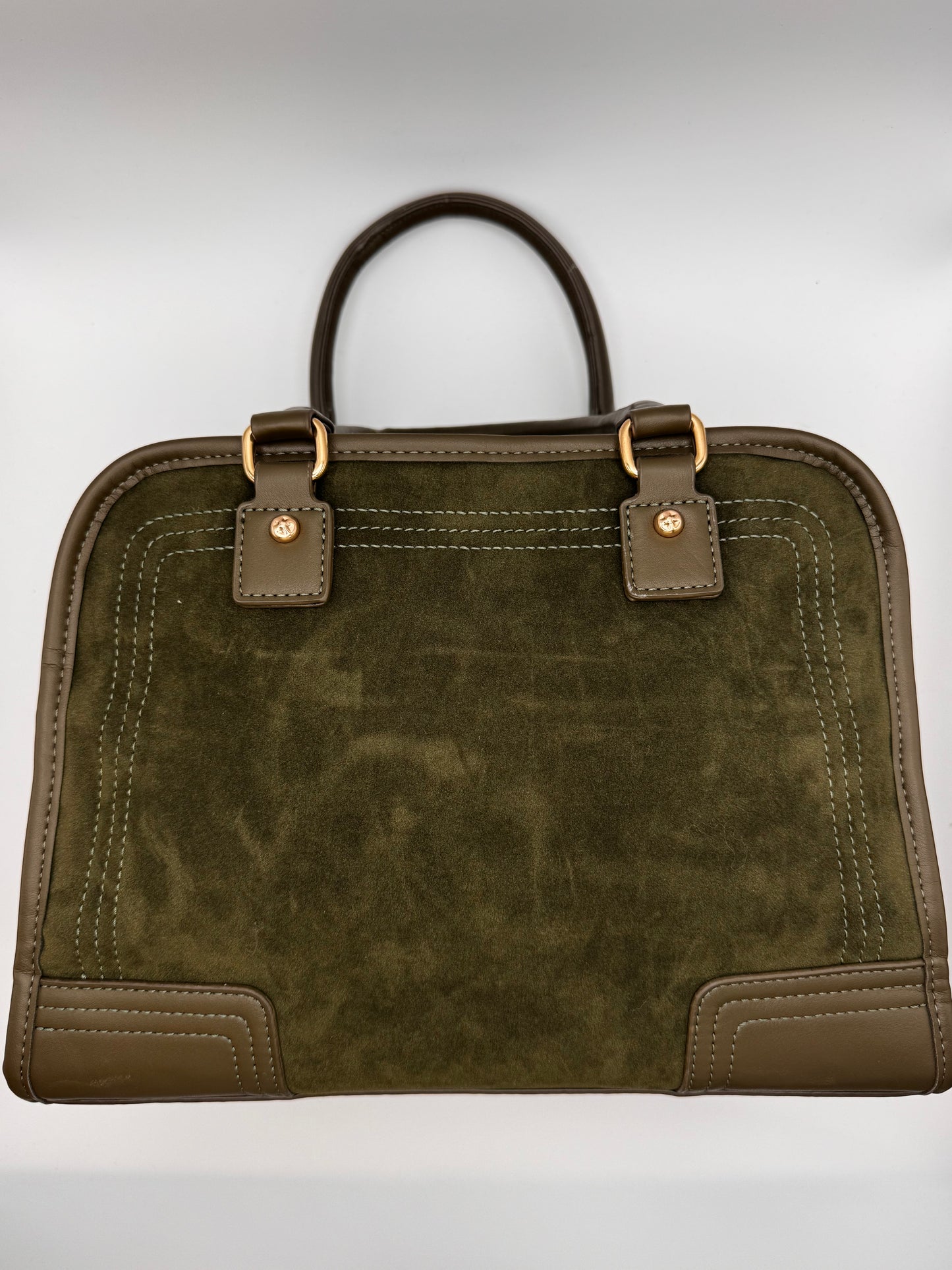 Le sac porté main rétro aspect velours