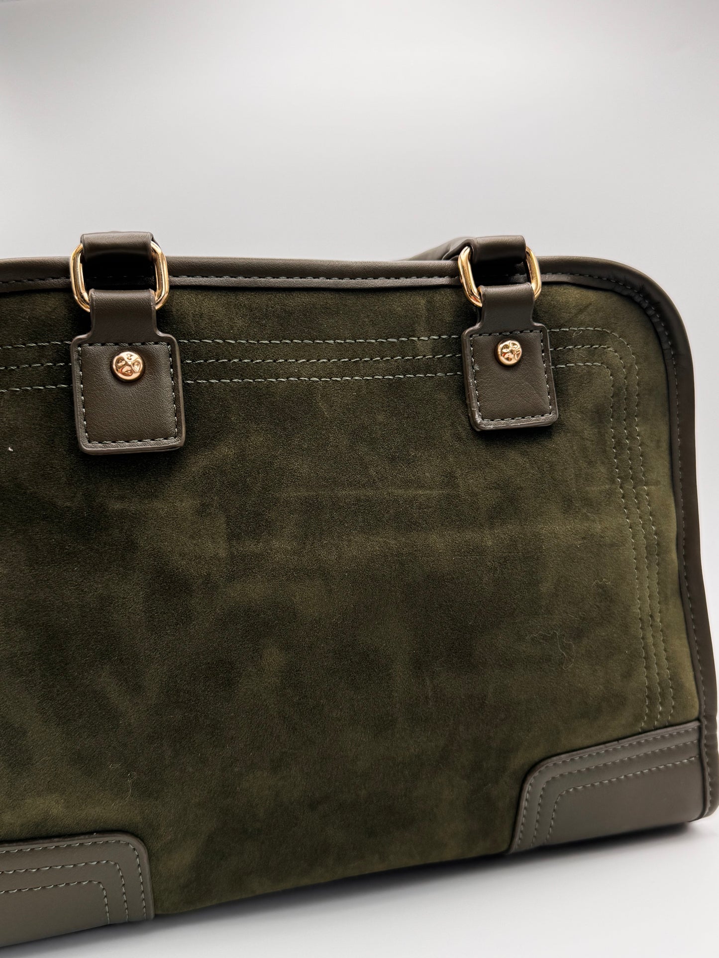 Le sac porté main rétro aspect velours