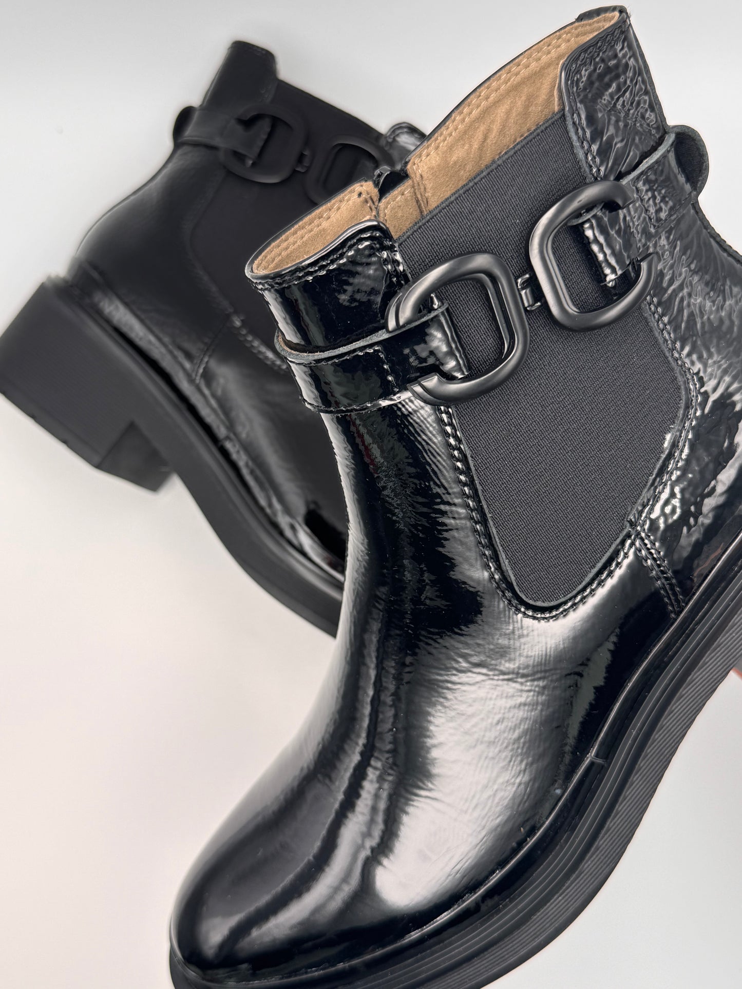 Boots vernis noir à boucle Ficel de chez Fugitive