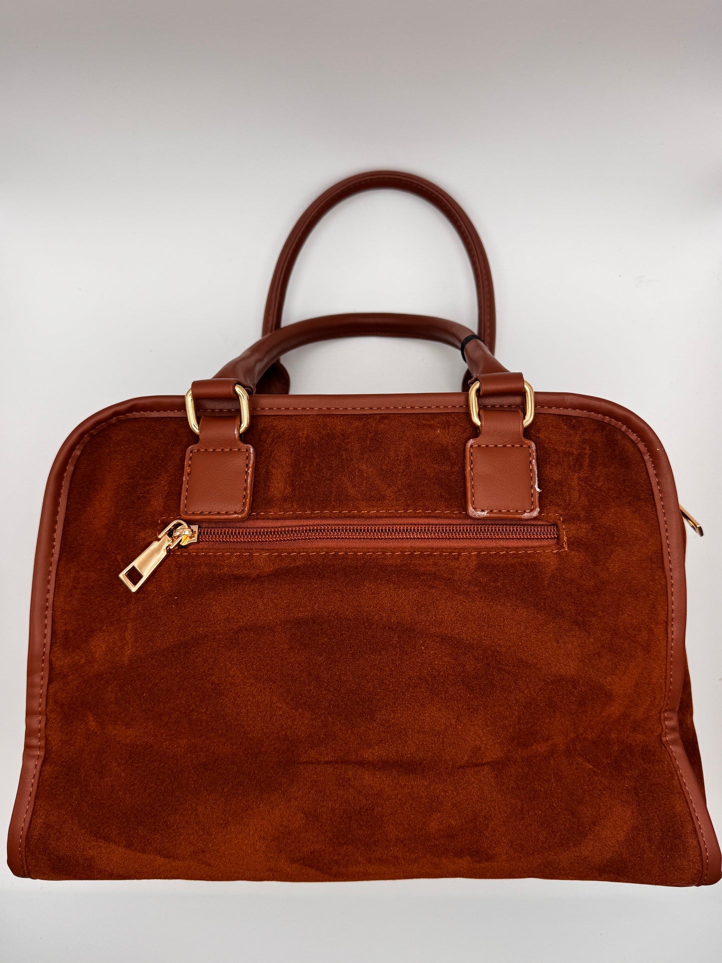 Le sac porté main rétro aspect velours