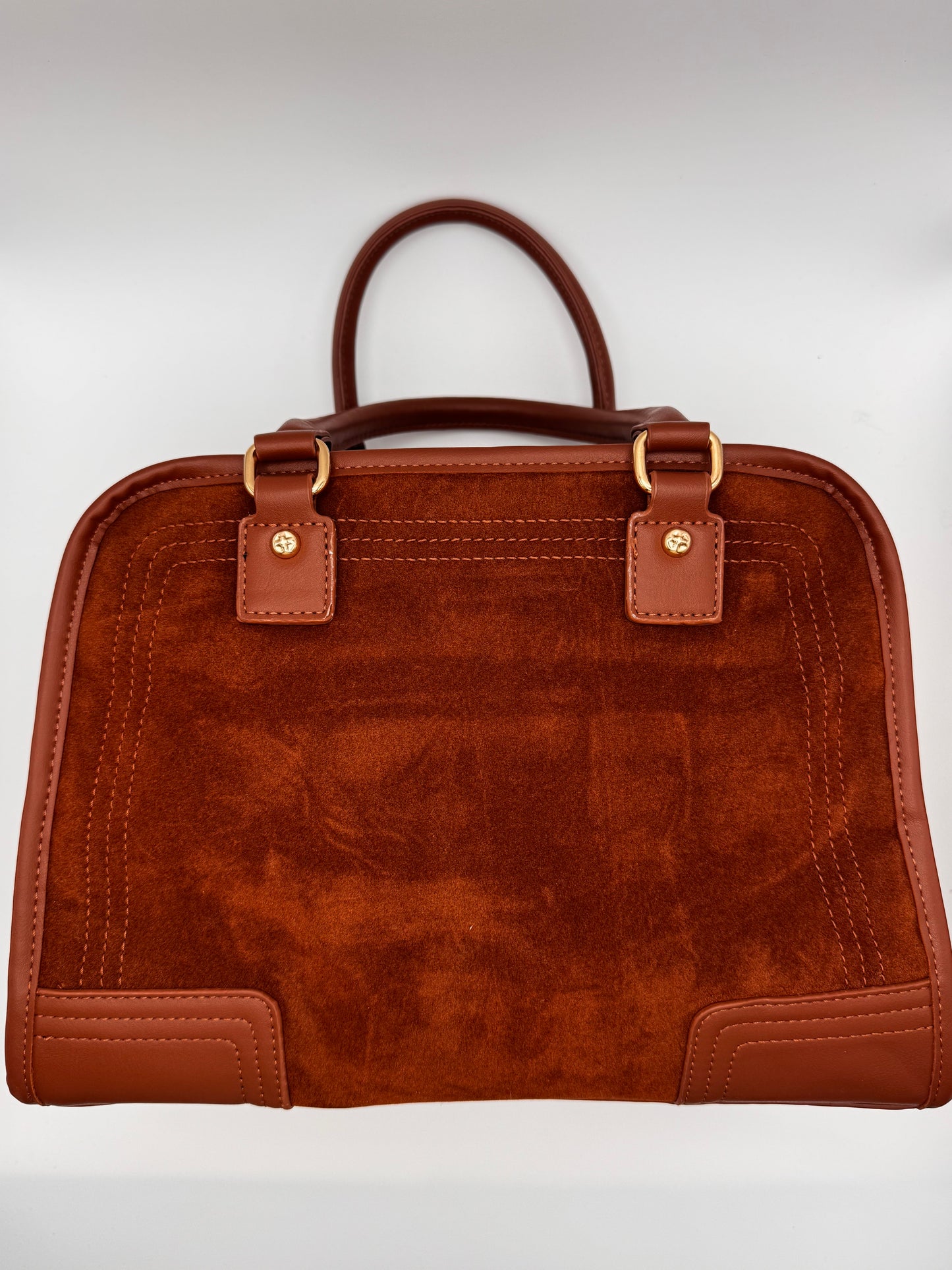 Le sac porté main rétro aspect velours