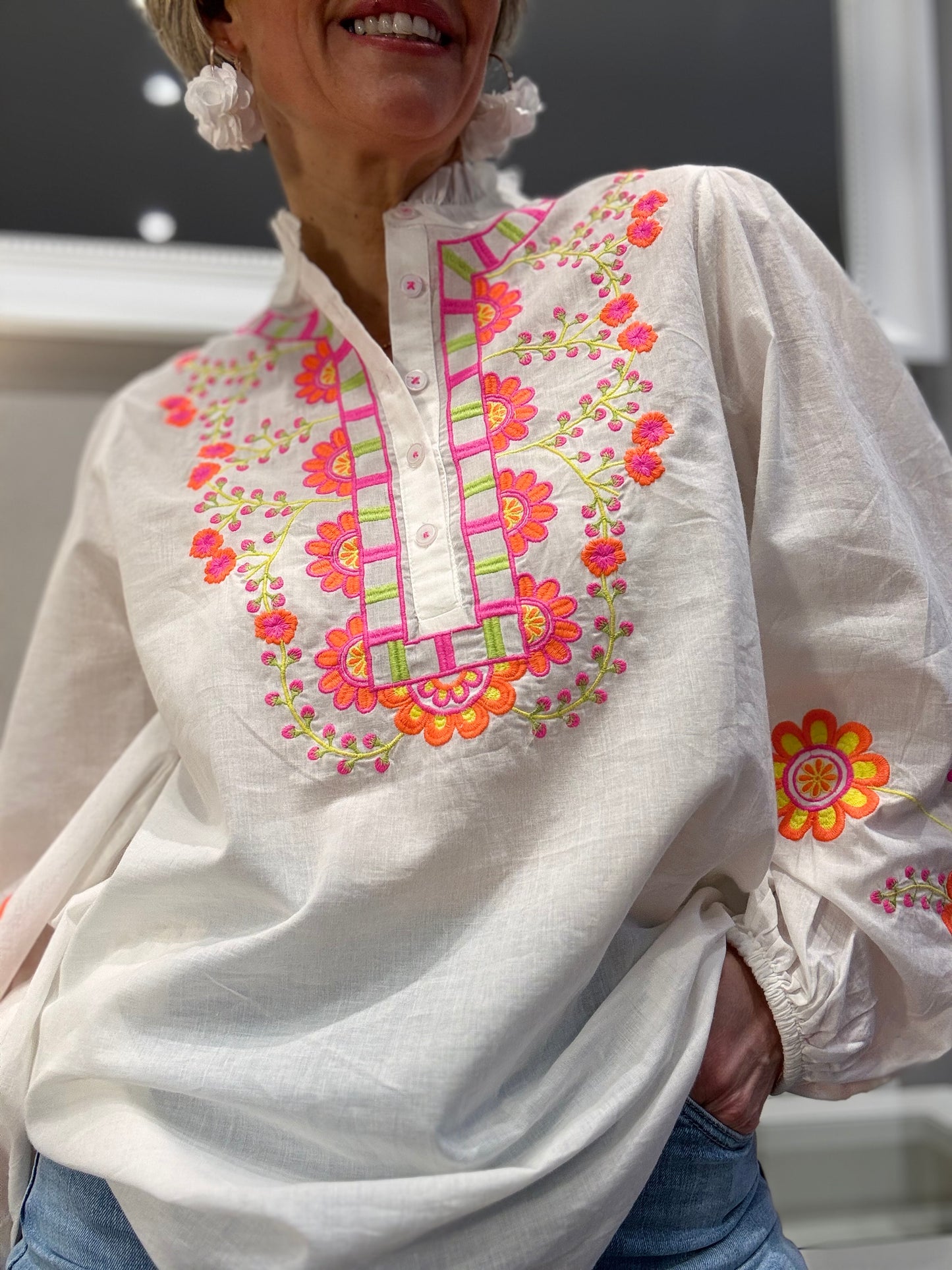 La blouse à broderies fluos
