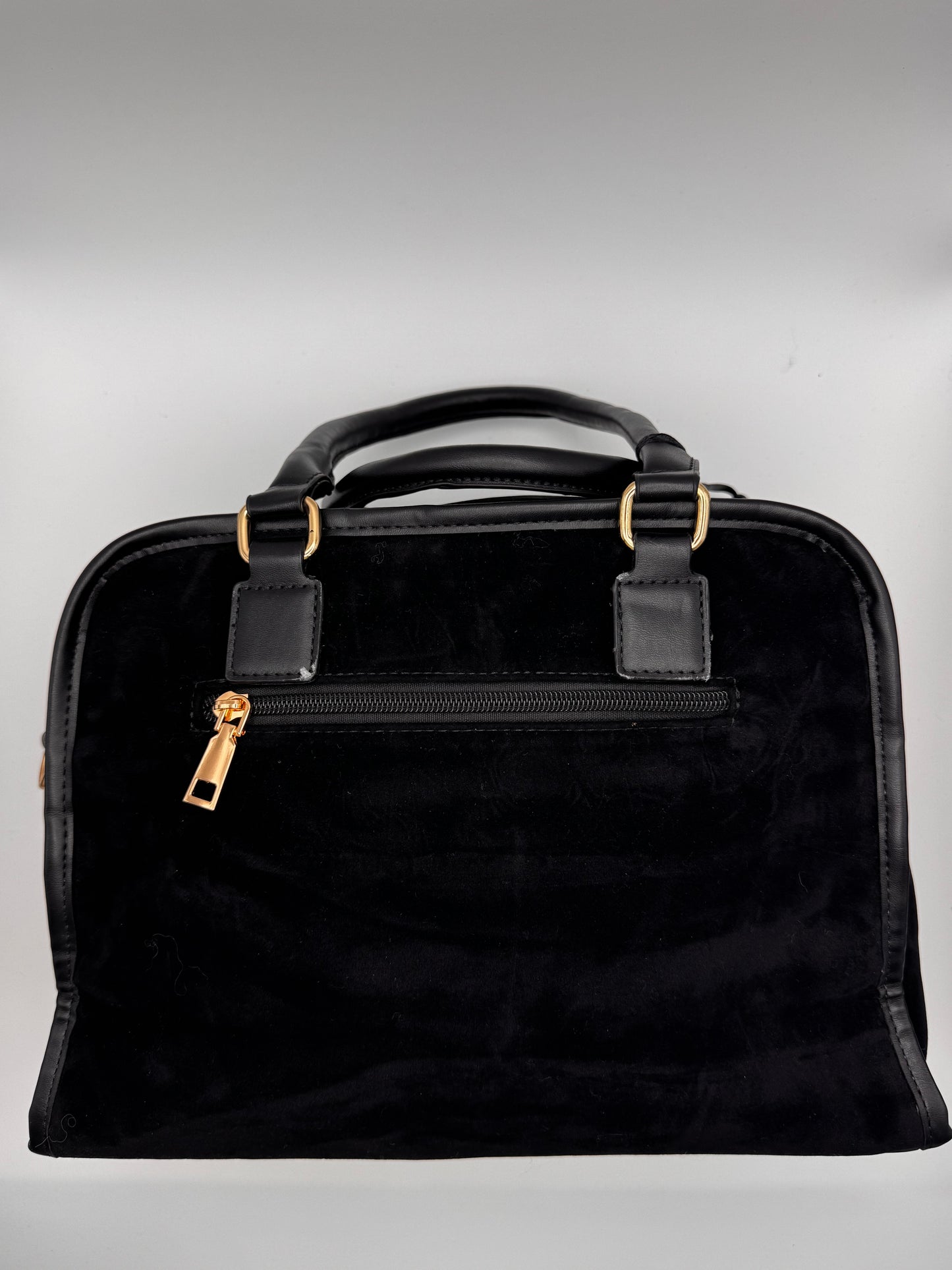 Le sac porté main rétro aspect velours