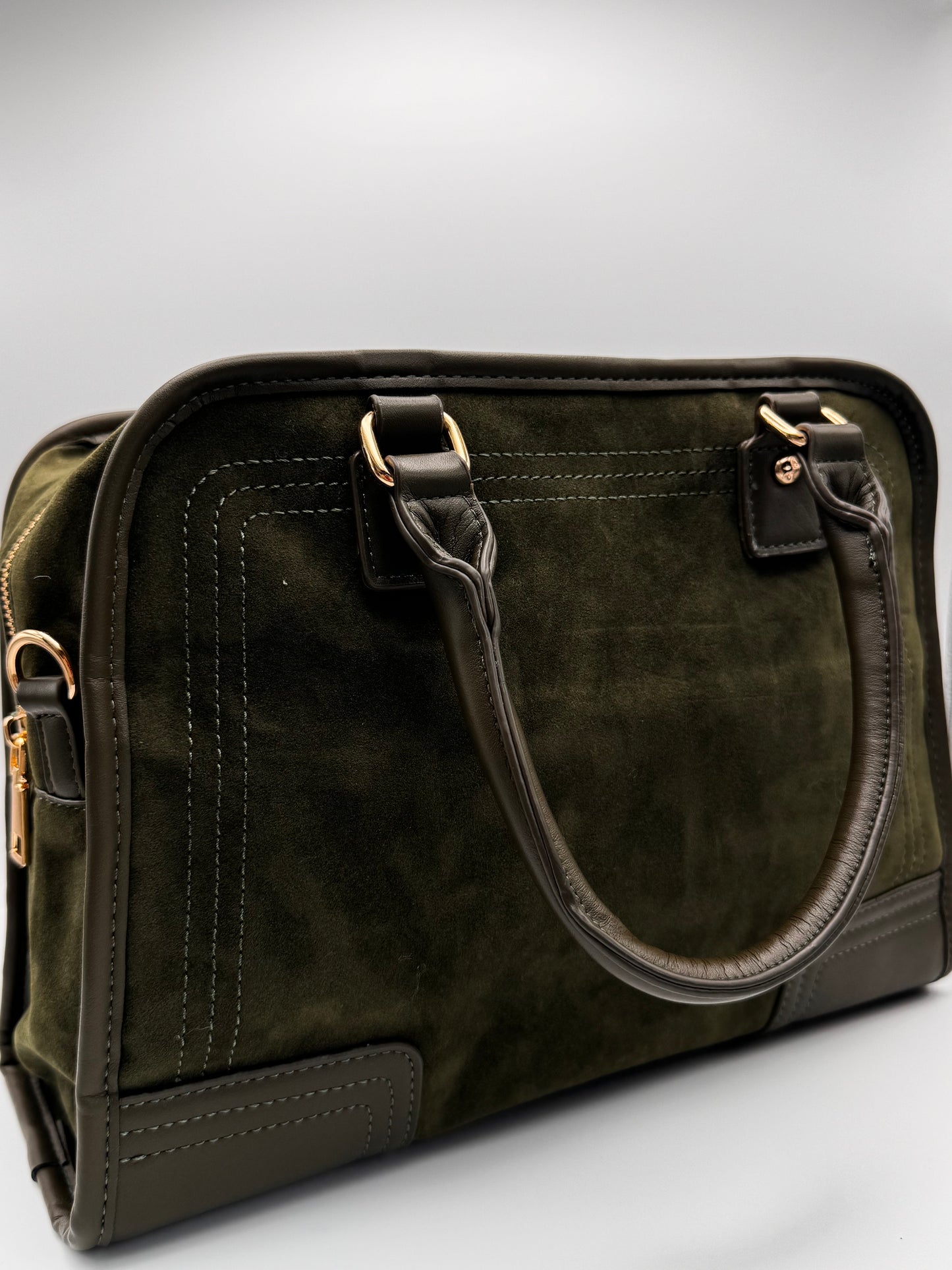 Le sac porté main rétro aspect velours