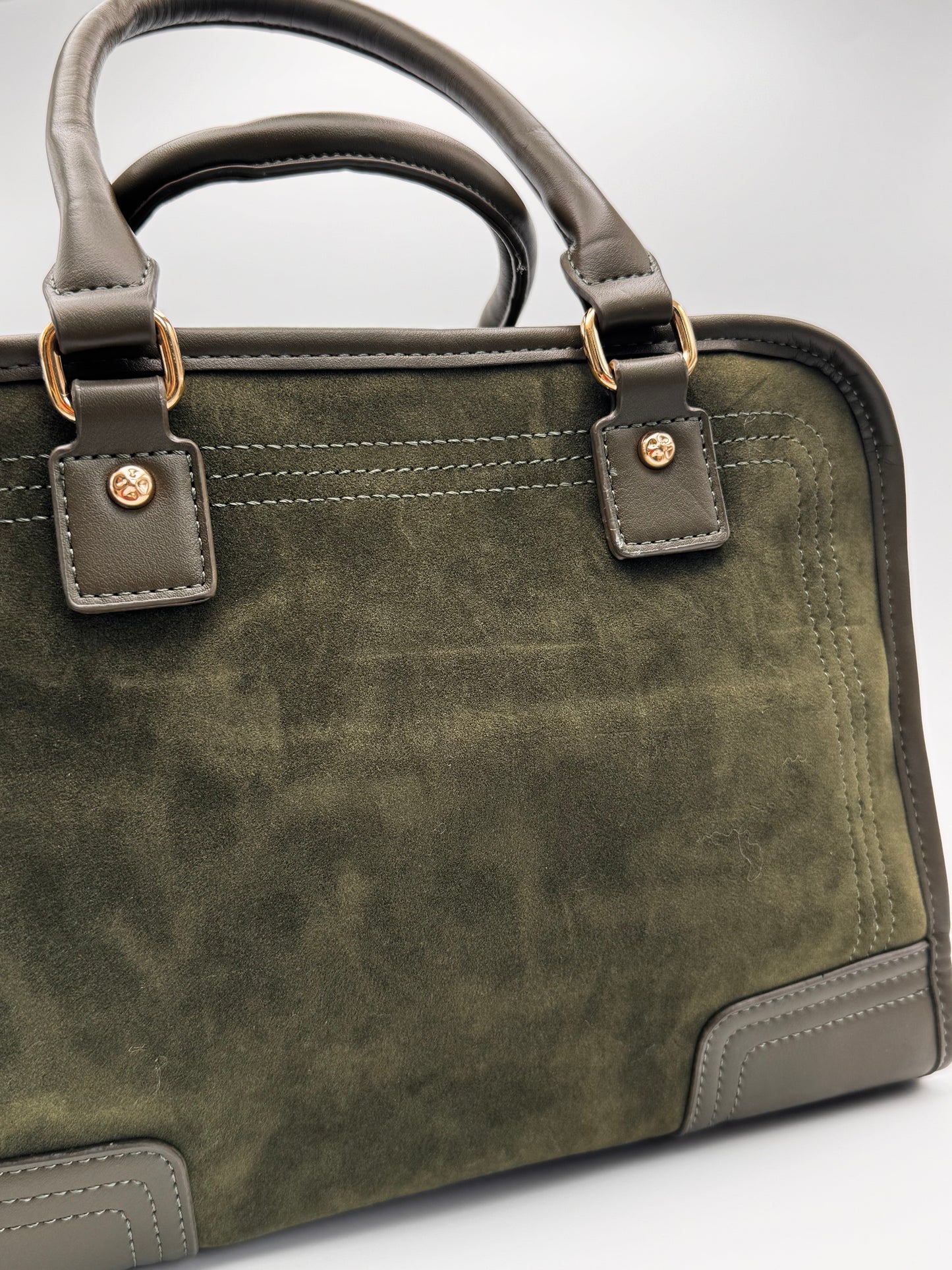 Le sac porté main rétro aspect velours