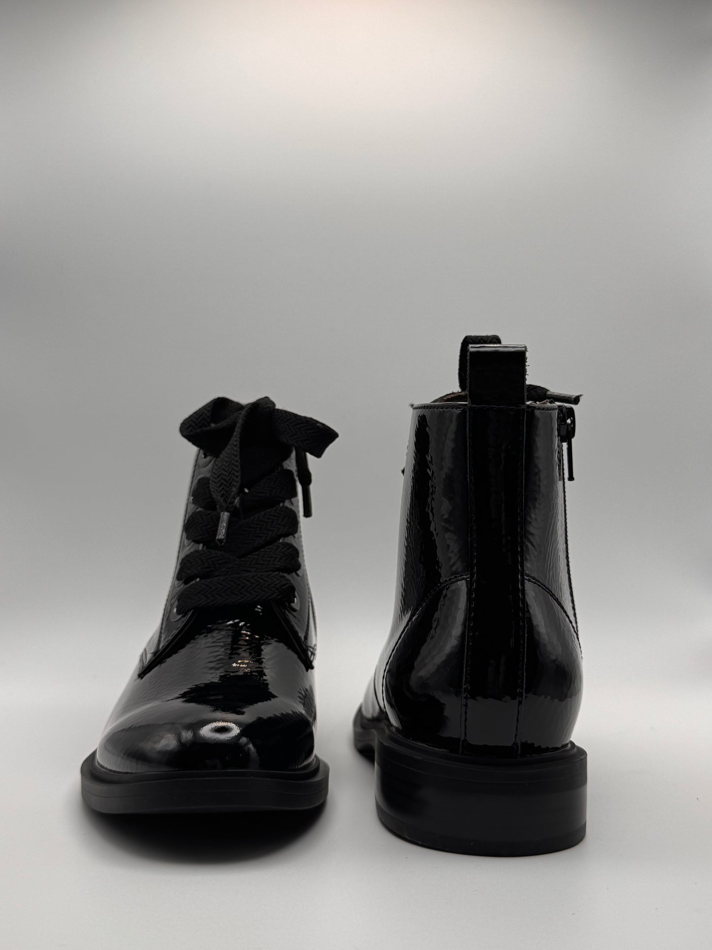 Boots vernis noir Feutre de chez Fugitive