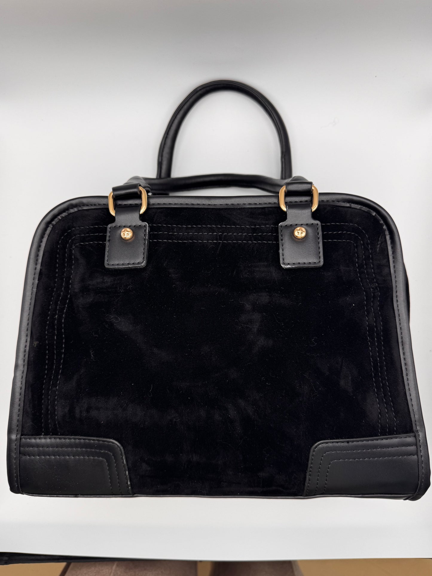 Le sac porté main rétro aspect velours
