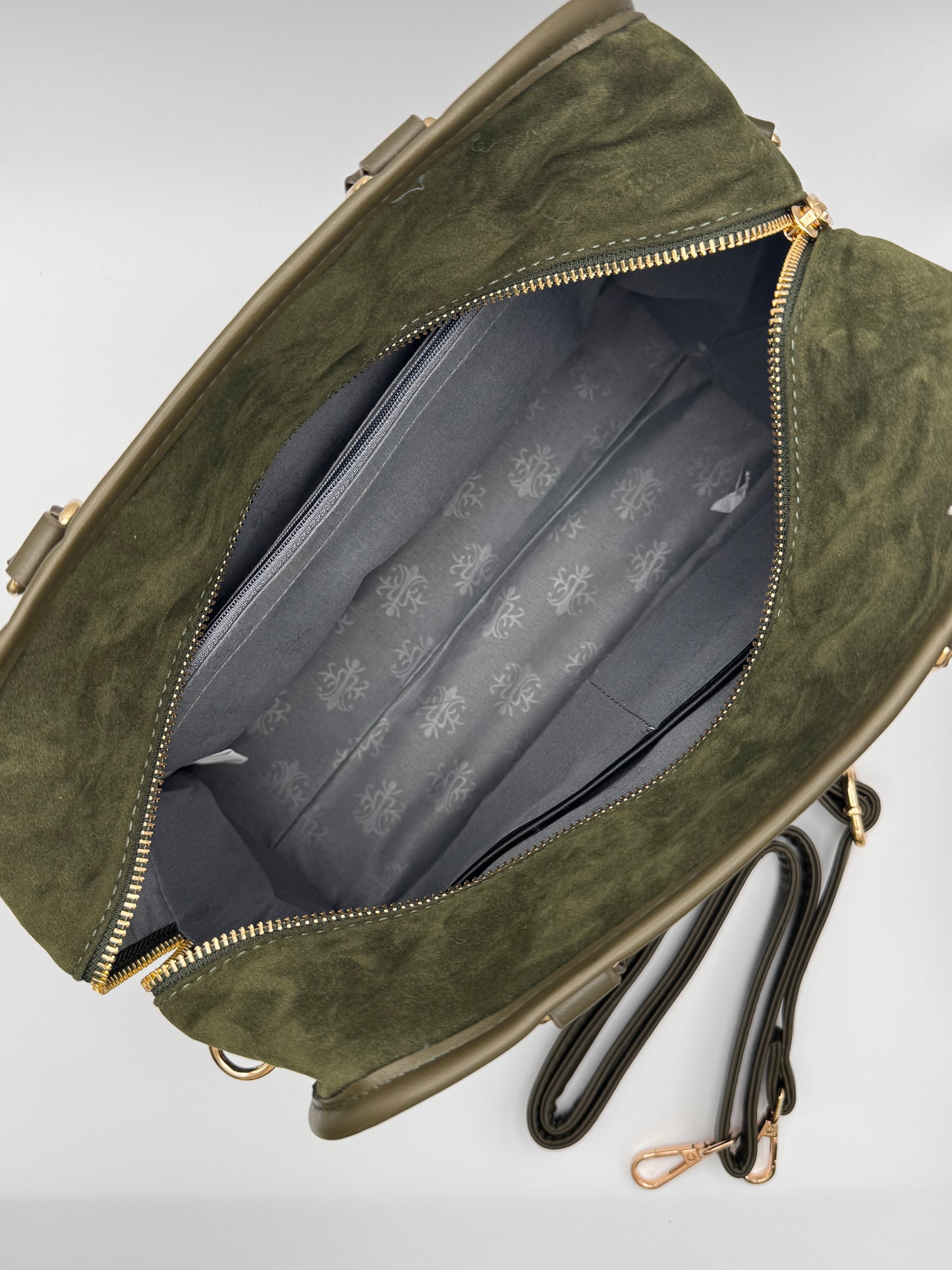 Le sac porté main rétro aspect velours