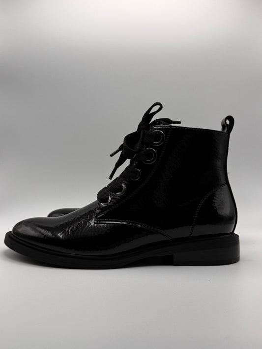 Boots vernis noir Feutre de chez Fugitive