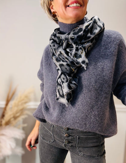 Le jeans délavé à boutons brodés