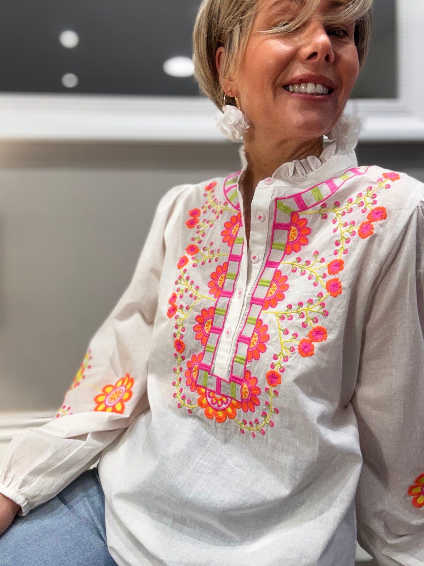 La blouse à broderies fluos