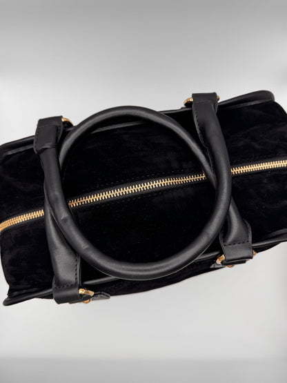 Le sac porté main rétro aspect velours