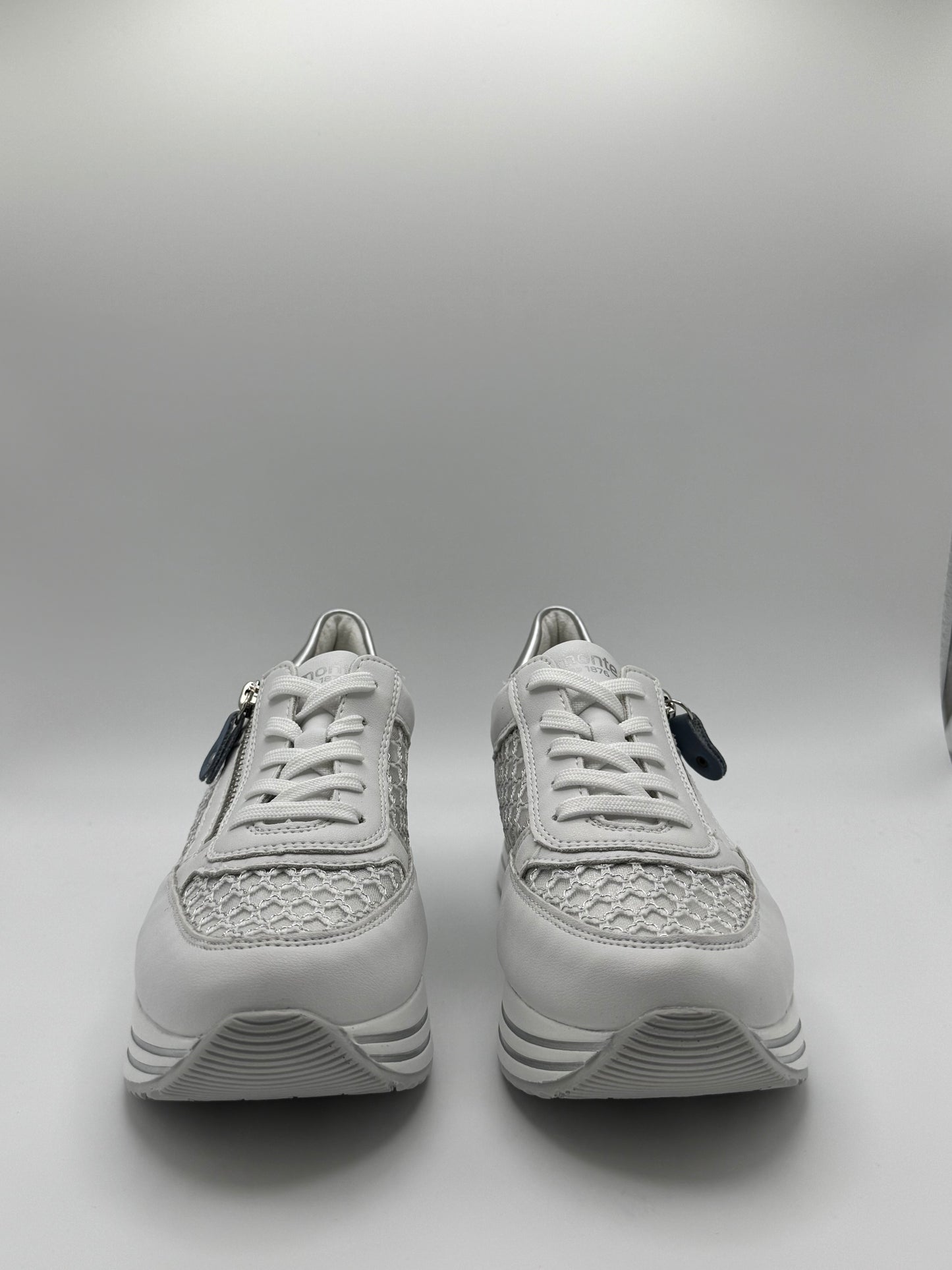 Les baskets bleu et blanche à résille D1329-81 Remonte