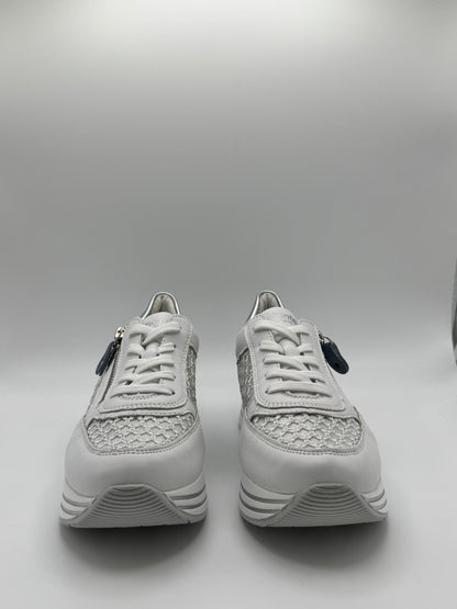 Les baskets bleu et blanche à résille D1329-81 Remonte