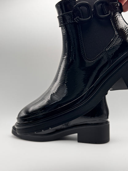 Boots vernis noir à boucle Ficel de chez Fugitive