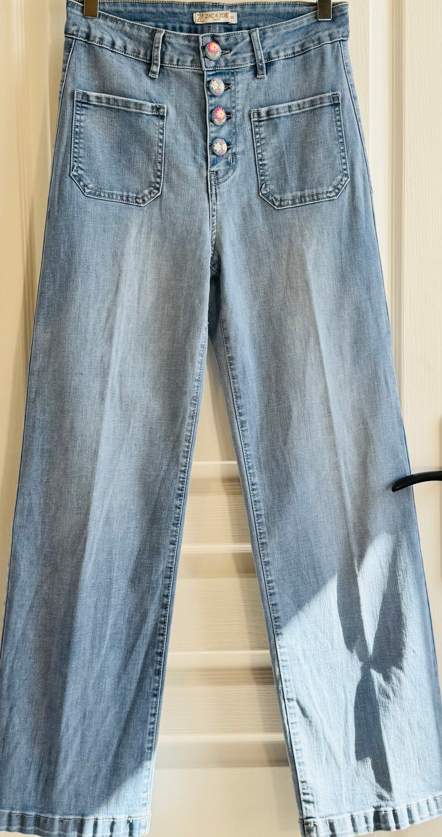 Jean’s à boutons brodés