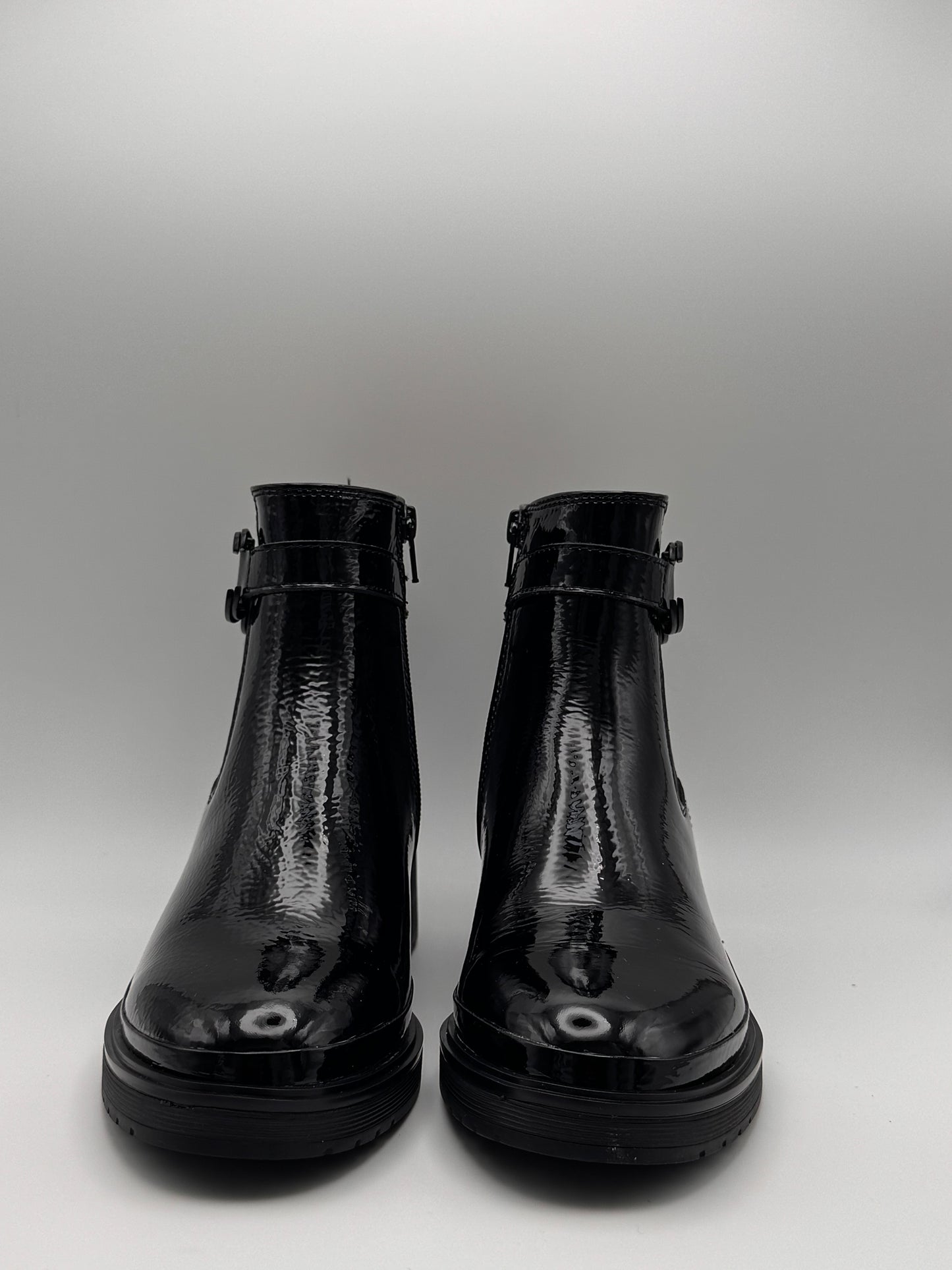 Boots vernis noir à boucle Ficel de chez Fugitive