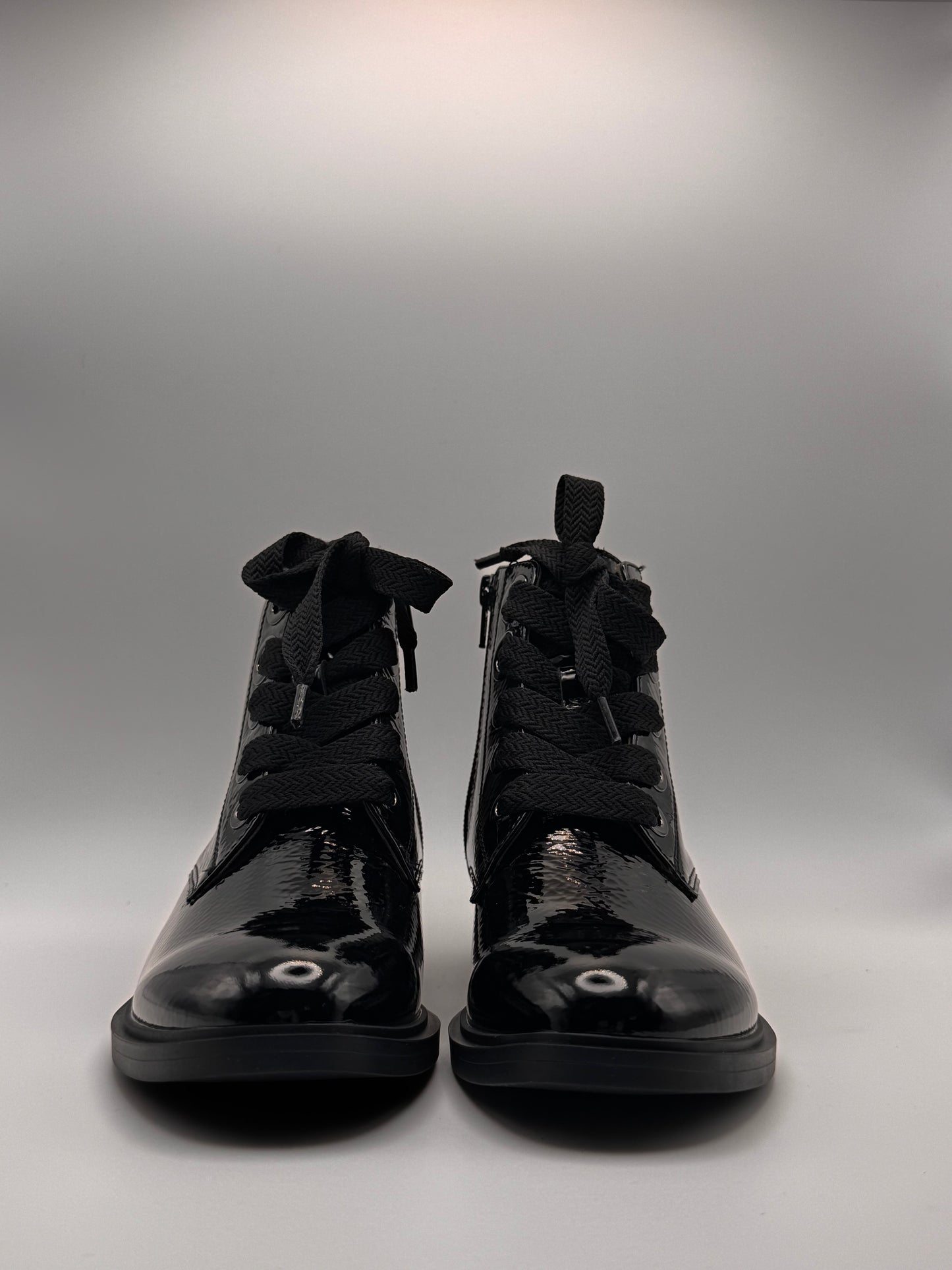 Boots vernis noir Feutre de chez Fugitive