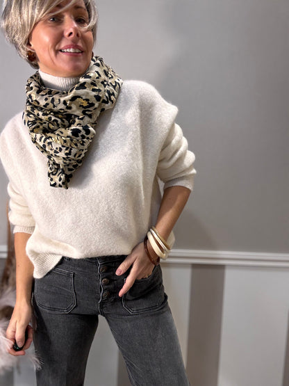 Le jeans délavé à boutons brodés