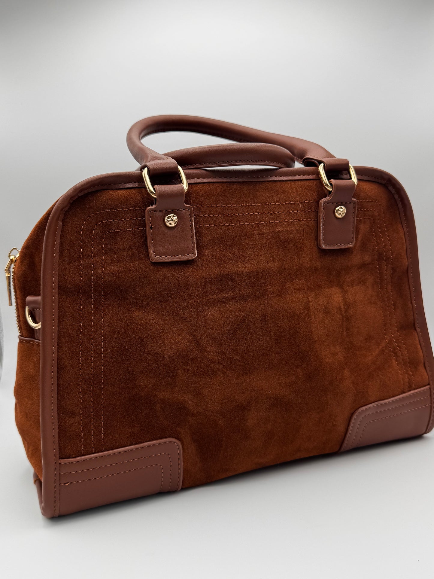 Le sac porté main rétro aspect velours