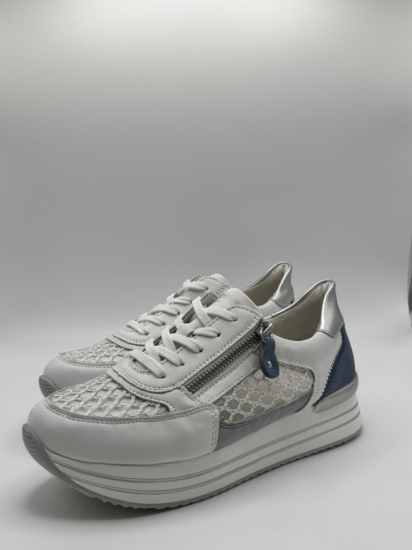 Les baskets bleu et blanche à résille D1329-81 Remonte