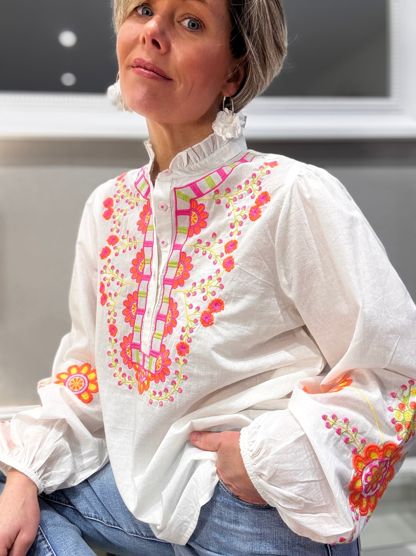 La blouse à broderies fluos