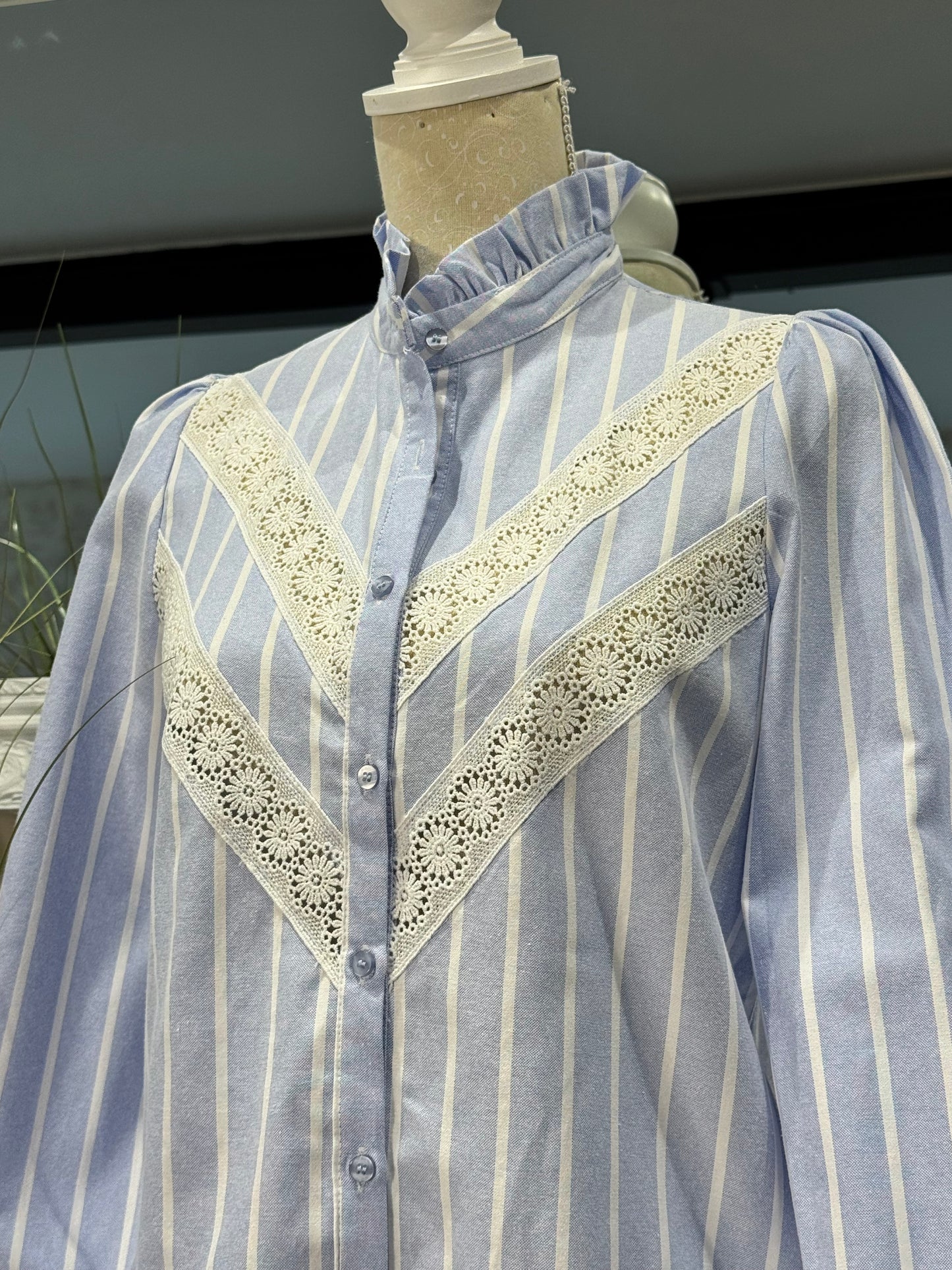 Le chemisier bleu ciel Carla