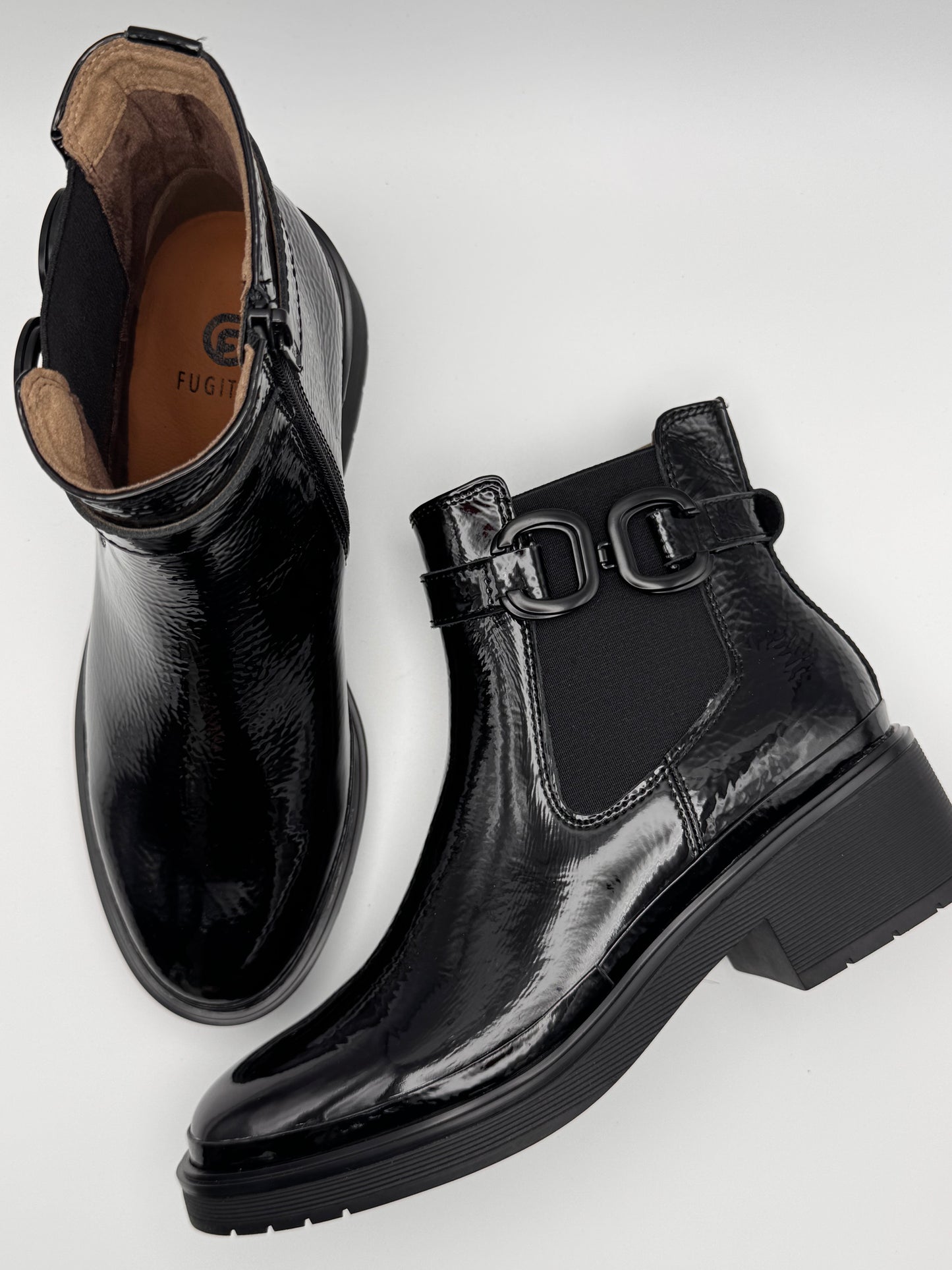Boots vernis noir à boucle Ficel de chez Fugitive