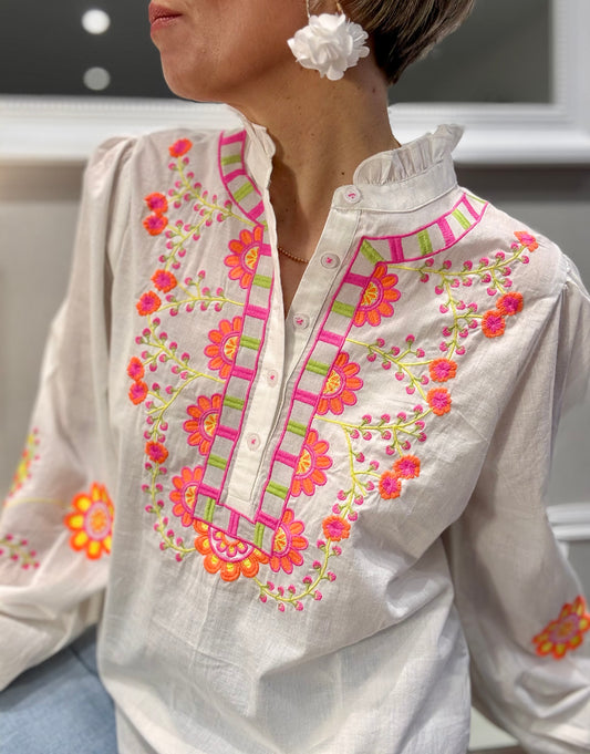 La blouse à broderies fluos