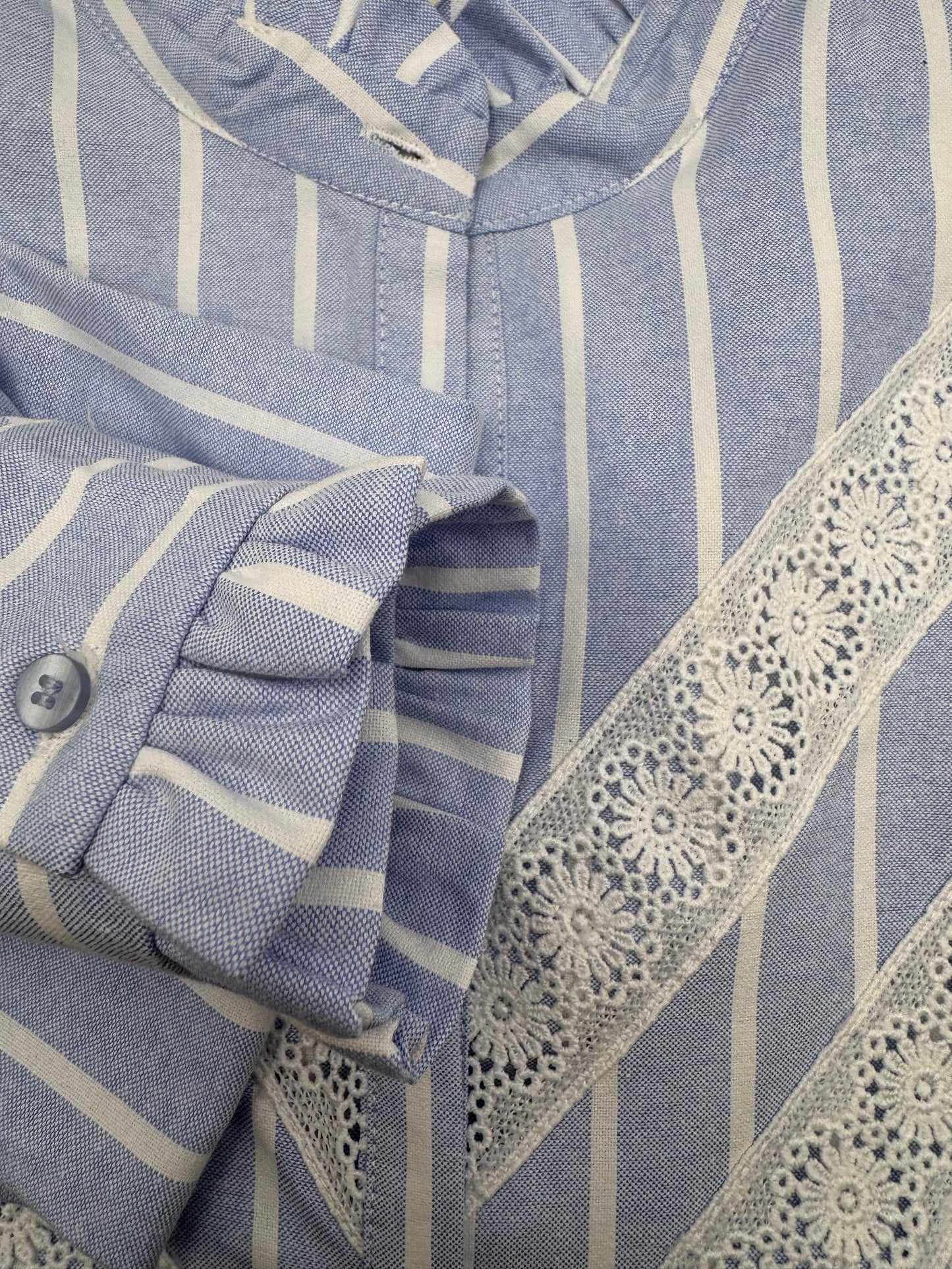 Le chemisier bleu à rayures Clara