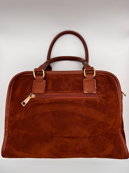 Le sac porté main rétro aspect velours