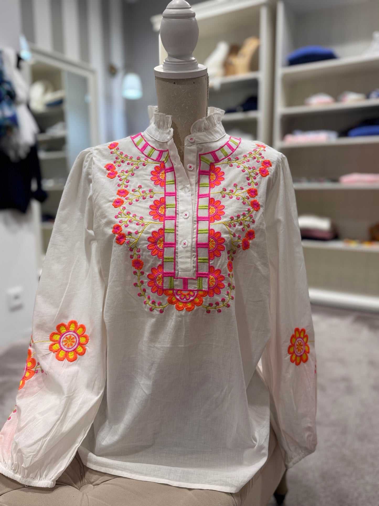 La blouse à broderies fluos