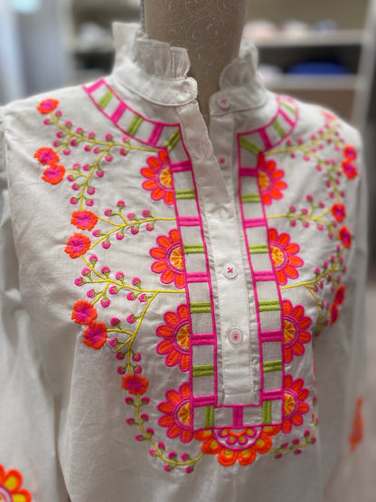 La blouse à broderies fluos