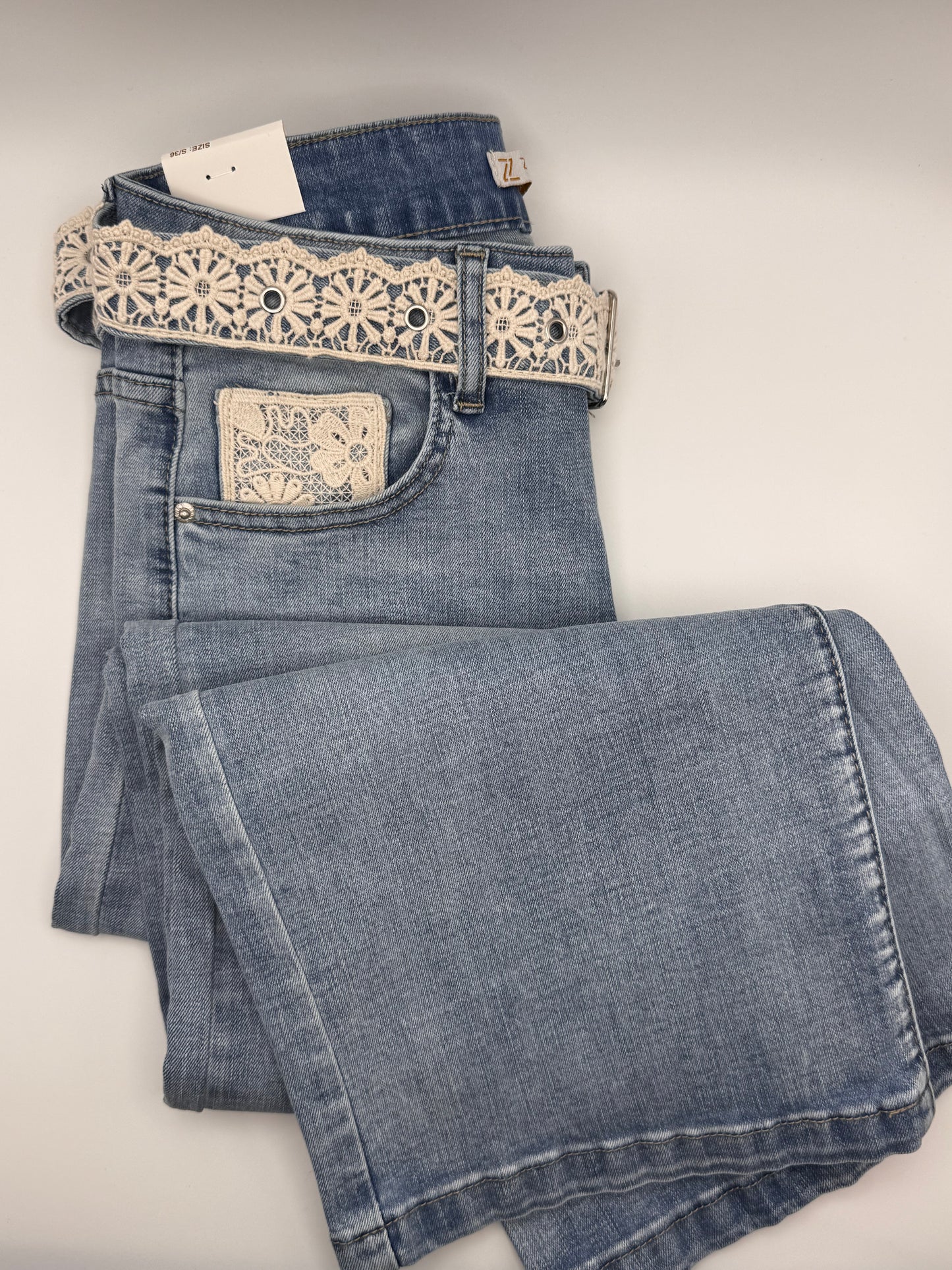 Jean’s a détails en dentelle