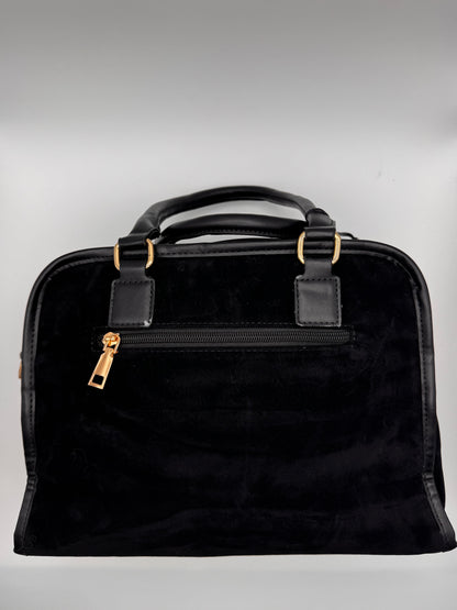 Le sac porté main rétro aspect velours