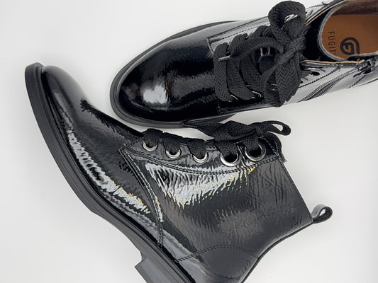 Boots vernis noir Feutre de chez Fugitive