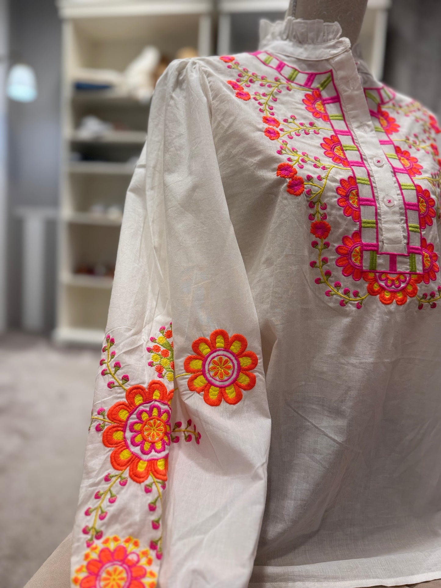 La blouse à broderies fluos