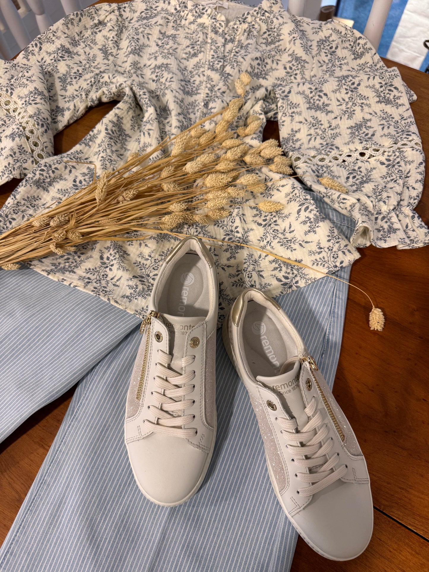 Jeans large bleu marine à rayures blanches