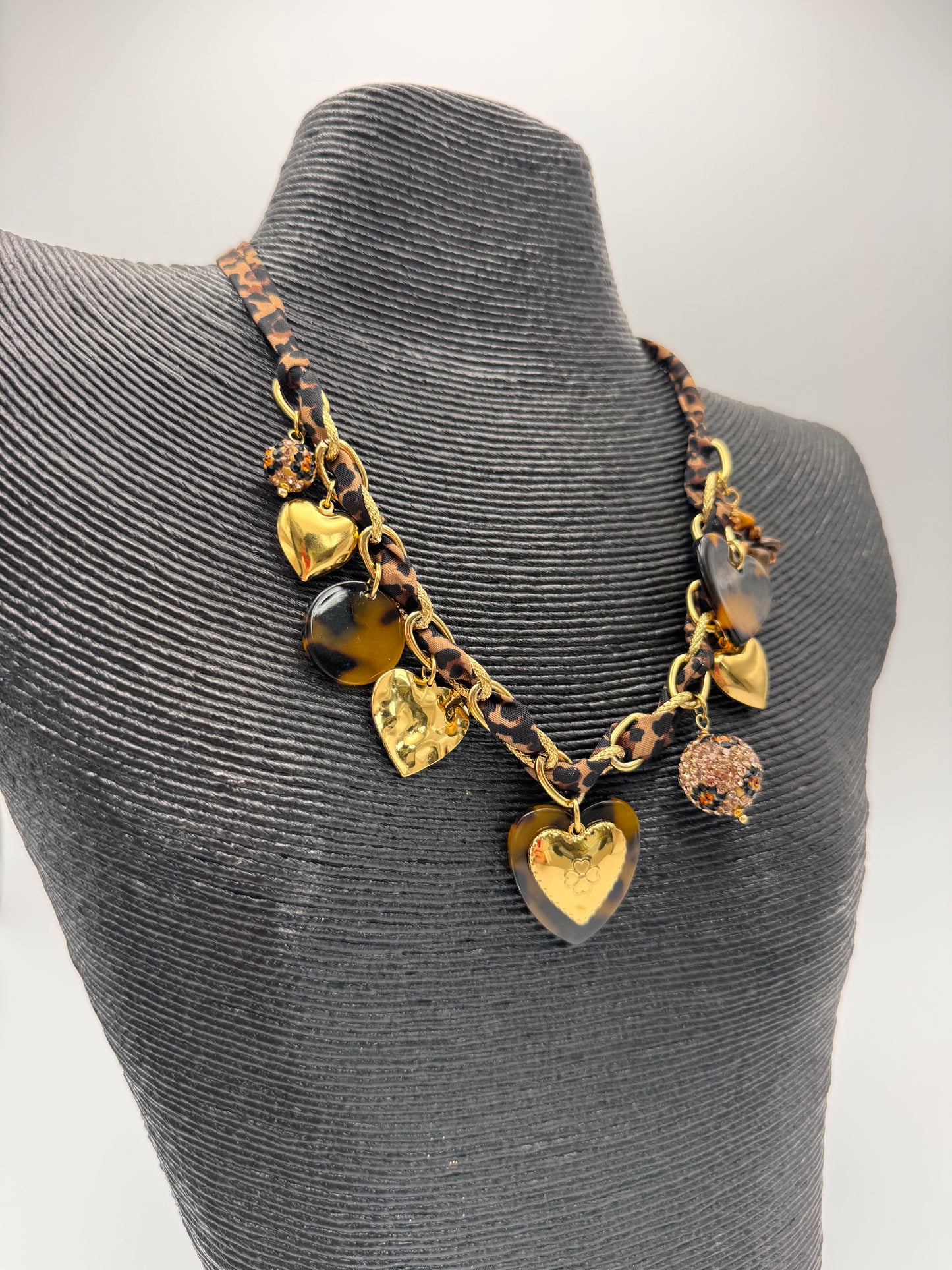 Le collier à breloques
