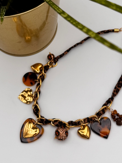 Le collier à breloques
